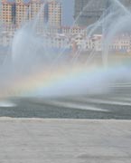 晉陽湖噴泉
　　晉陽湖公園是城市綜合型生態(tài)濱水公園，其景觀工程分為10大區(qū)域，有生態(tài)自然游覽區(qū)、僑鄉(xiāng)文化廣場(chǎng)區(qū)、古厝文化體驗(yàn)區(qū)、濕地生態(tài)科普區(qū)、城市文化廣場(chǎng)區(qū)、生態(tài)島休閑區(qū)、山林沙地游玩區(qū)和水上活動(dòng)區(qū)。 
