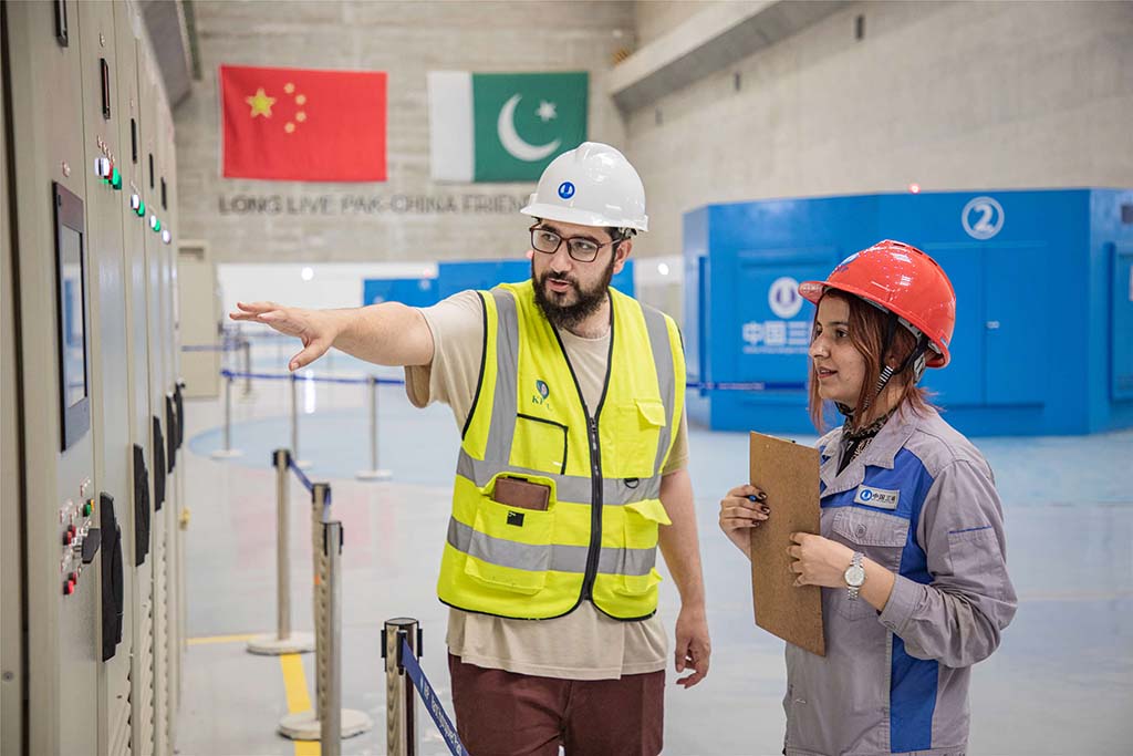 7月14日，巴方工作人員在卡洛特水電站-地下電廠檢查數(shù)據(jù)。 （人民網(wǎng)記者 薛丹攝）