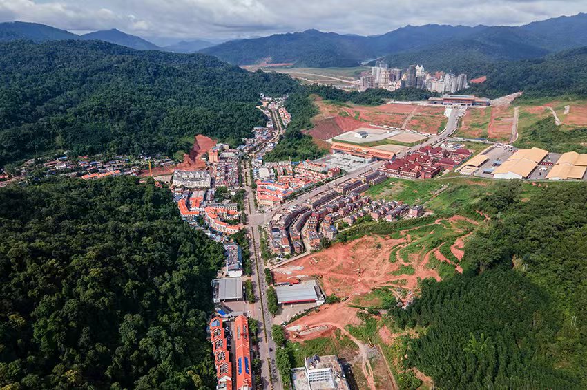 磨憨口岸俯瞰，右前方高層白色建筑群為老撾境內(nèi)。人民網(wǎng)記者 符皓攝