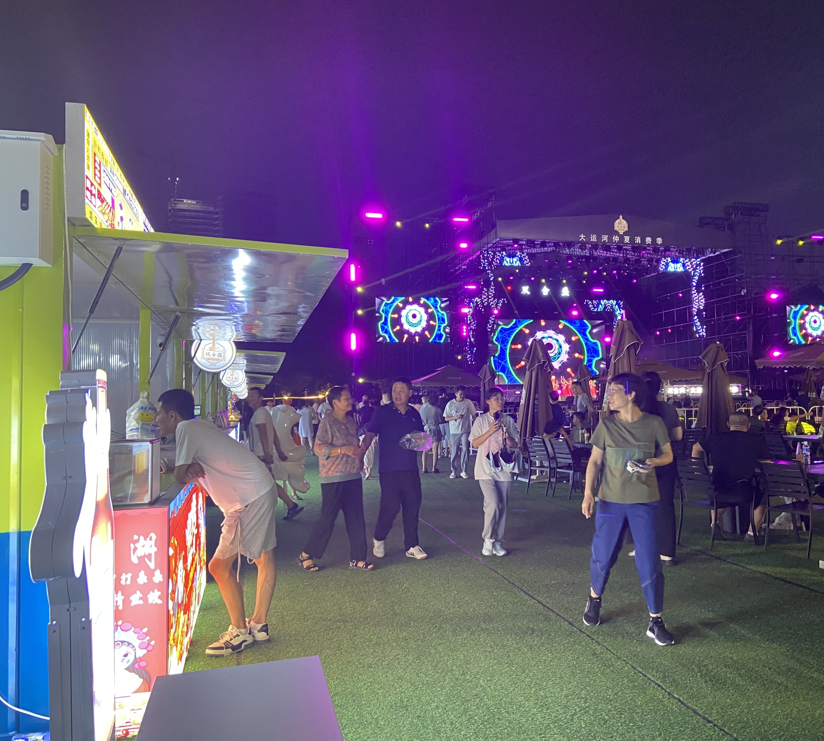 8月16日，游客在大運(yùn)河仲夏消費(fèi)季現(xiàn)場(chǎng)觀看演出、品嘗美食。人民網(wǎng) 馮春昉攝