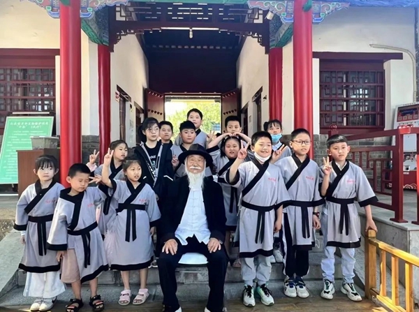聽孔廟歷史見證人——白胡子爺爺講述臨沂城過去的故事。臨沂市博物館供圖