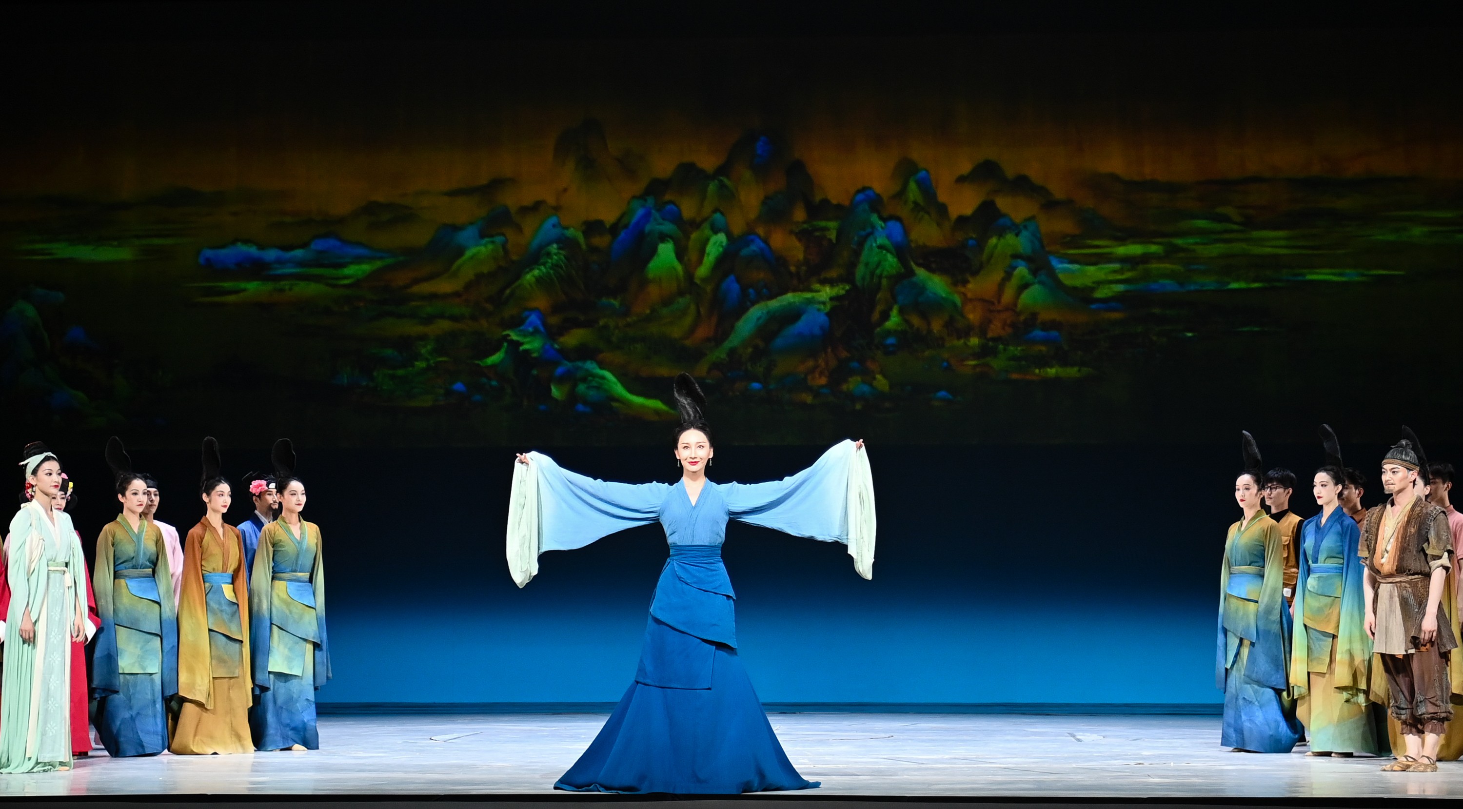 2023年7月20日，中國東方演藝集團演員在烏魯木齊文化中心大劇院表演舞蹈詩劇《只此青綠》。新華社記者 李響 攝