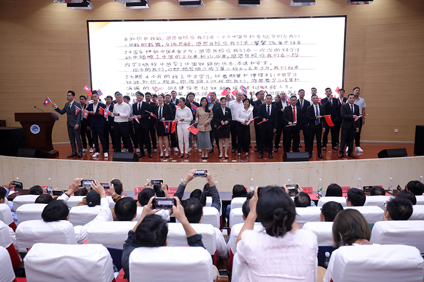 7月31日，昆明鐵道職業(yè)技術(shù)學(xué)院舉行援老撾鐵道職業(yè)技術(shù)學(xué)院項(xiàng)目教育能力建設(shè)教師培養(yǎng)班結(jié)業(yè)典禮。 昆明鐵道職業(yè)技術(shù)學(xué)院供圖