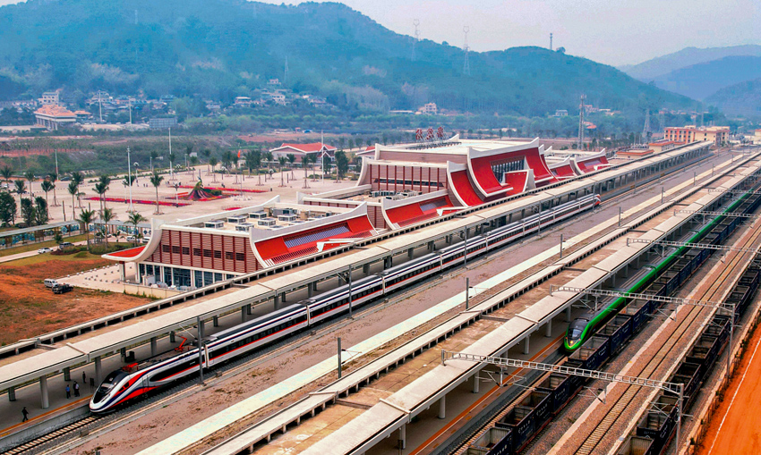 對(duì)向行駛的國(guó)際客運(yùn)列車“復(fù)興號(hào)”和“瀾滄號(hào)”在磨憨站交匯。楊紫軒攝