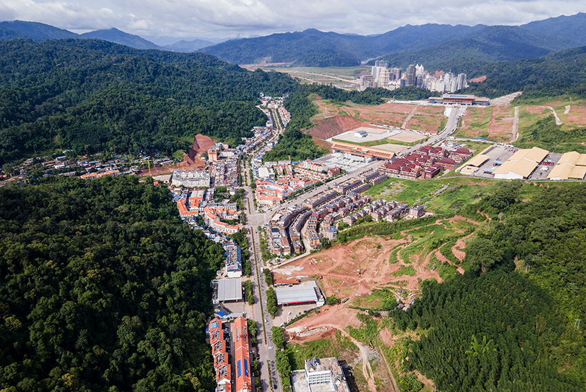 磨憨口岸俯瞰，右前方高層白色建筑群為老撾境內(nèi)。人民網(wǎng)記者 符皓攝