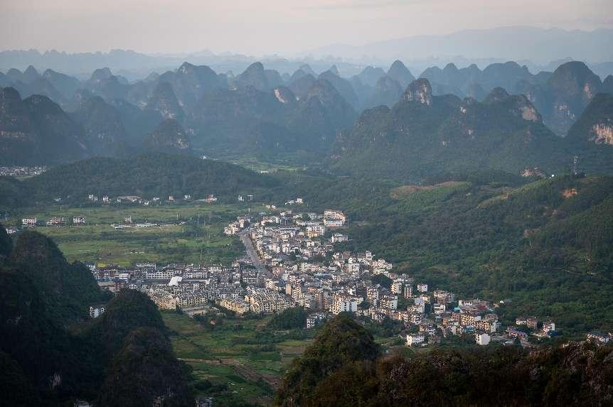 廣西層巒疊嶂，郁郁蔥蔥。 人民網(wǎng) 嚴立政攝