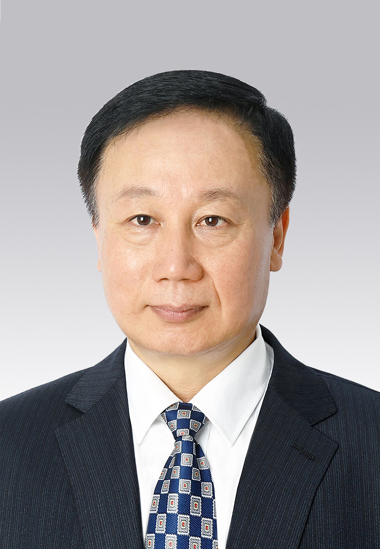 馬宏偉，男，滿族，1969年4月生，研究生學(xué)歷，中共黨員，現(xiàn)任人民日?qǐng)?bào)社副總編輯。