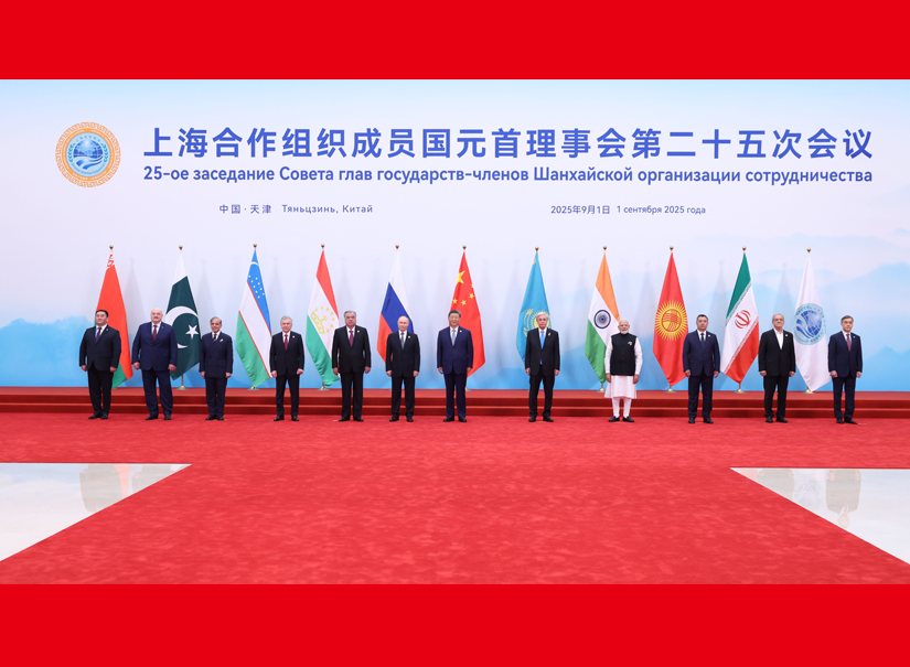 習(xí)近平同出席會議的上海合作組織成員國領(lǐng)導(dǎo)人、常設(shè)機構(gòu)負責(zé)人集體合影