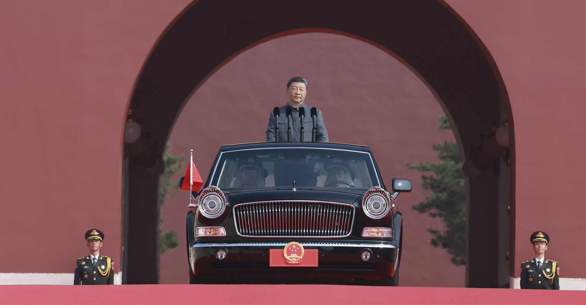 習(xí)近平乘檢閱車經(jīng)過金水橋駛上長安街