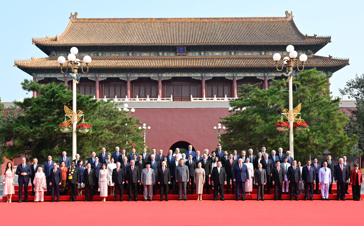習(xí)近平和彭麗媛迎接外方代表團團長及其配偶
