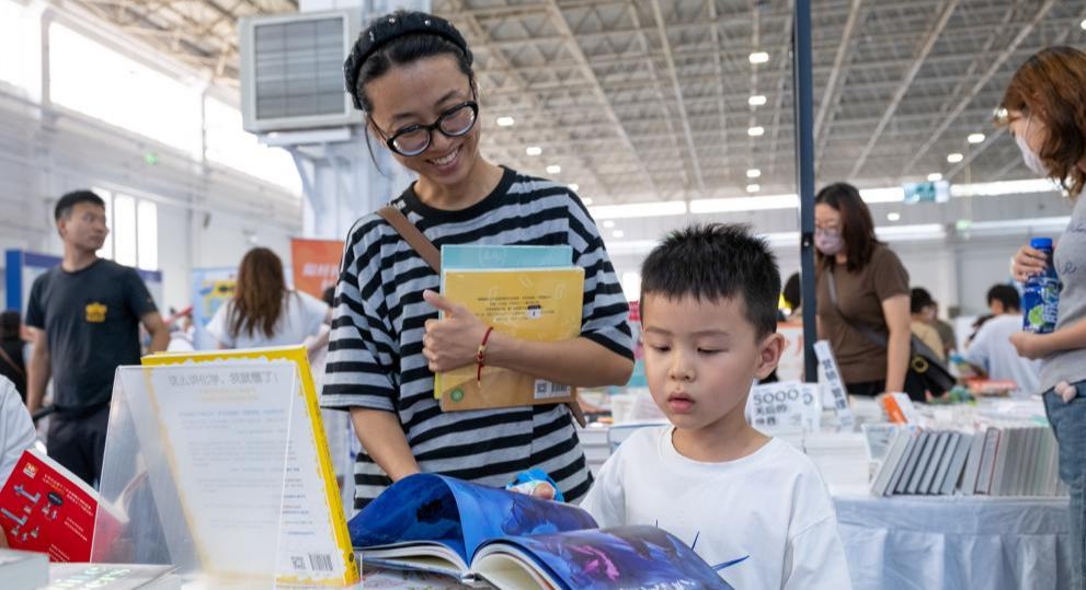 北疆書展推動暑期閱讀熱潮