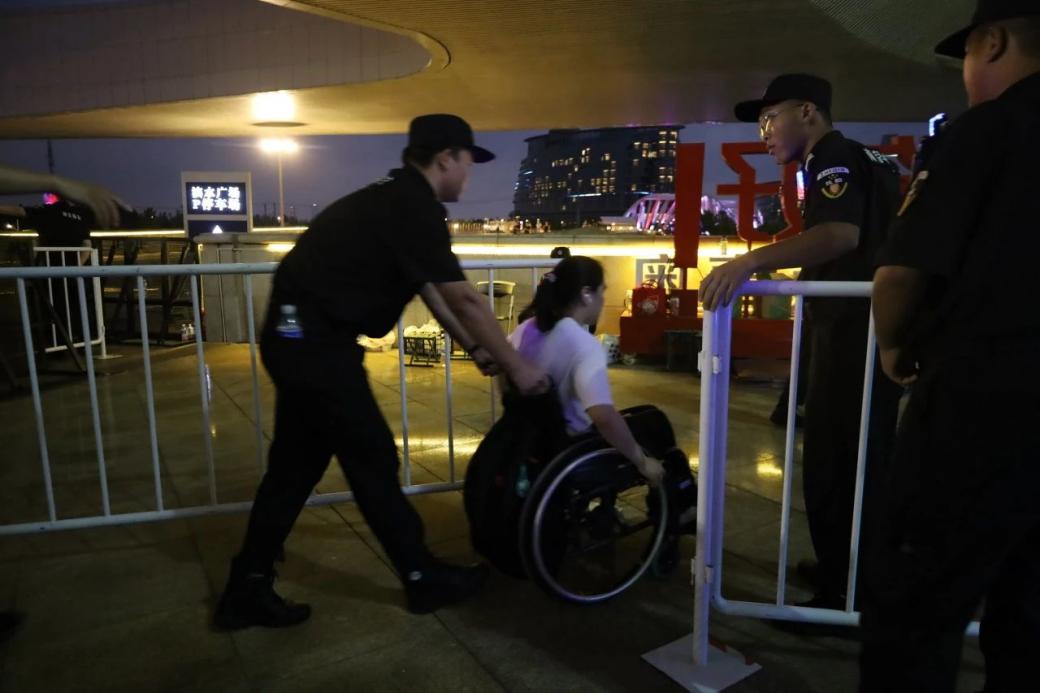 C:/Users/Administrator/Desktop/臺(tái)風(fēng)“貝碧嘉”來襲，南京保安積極應(yīng)對(duì)，“守”護(hù)萬(wàn)家團(tuán)圓！/13.jpg13