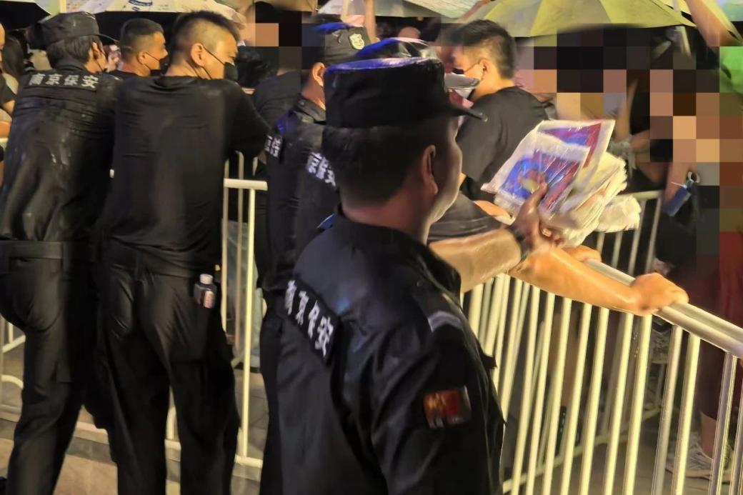 C:/Users/Administrator/Desktop/臺(tái)風(fēng)“貝碧嘉”來襲，南京保安積極應(yīng)對(duì)，“守”護(hù)萬(wàn)家團(tuán)圓！/11.jpg11