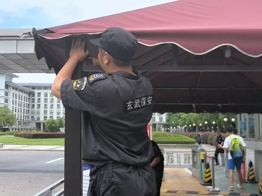 C:/Users/Administrator/Desktop/臺(tái)風(fēng)“貝碧嘉”來襲，南京保安積極應(yīng)對(duì)，“守”護(hù)萬(wàn)家團(tuán)圓！/6.jpg6
