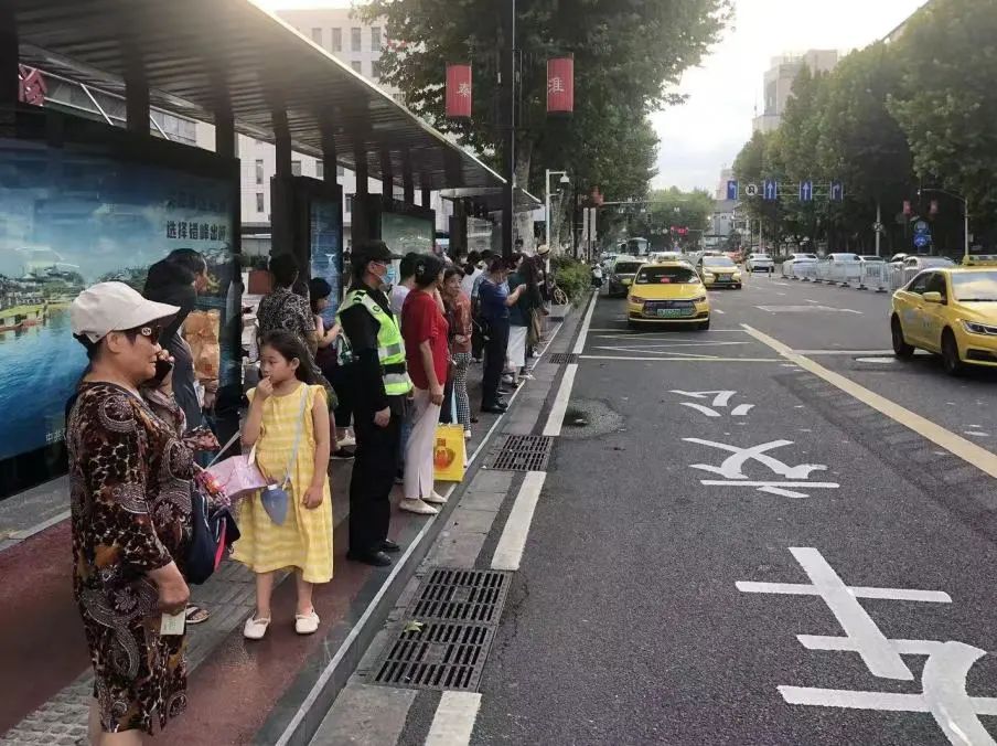 C:/Users/Administrator/Desktop/臺(tái)風(fēng)“貝碧嘉”來襲，南京保安積極應(yīng)對(duì)，“守”護(hù)萬(wàn)家團(tuán)圓！/2.jpg2