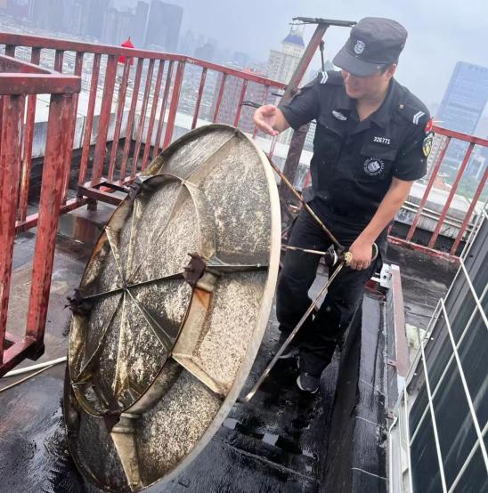 C:/Users/BA/Desktop/風(fēng)雨過后南京保安迅速行動(dòng)，恢復(fù)安“寧”面貌/11.jpg11