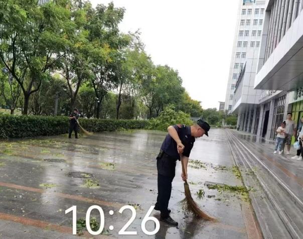 C:/Users/BA/Desktop/風(fēng)雨過后南京保安迅速行動(dòng)，恢復(fù)安“寧”面貌/5.jpg5