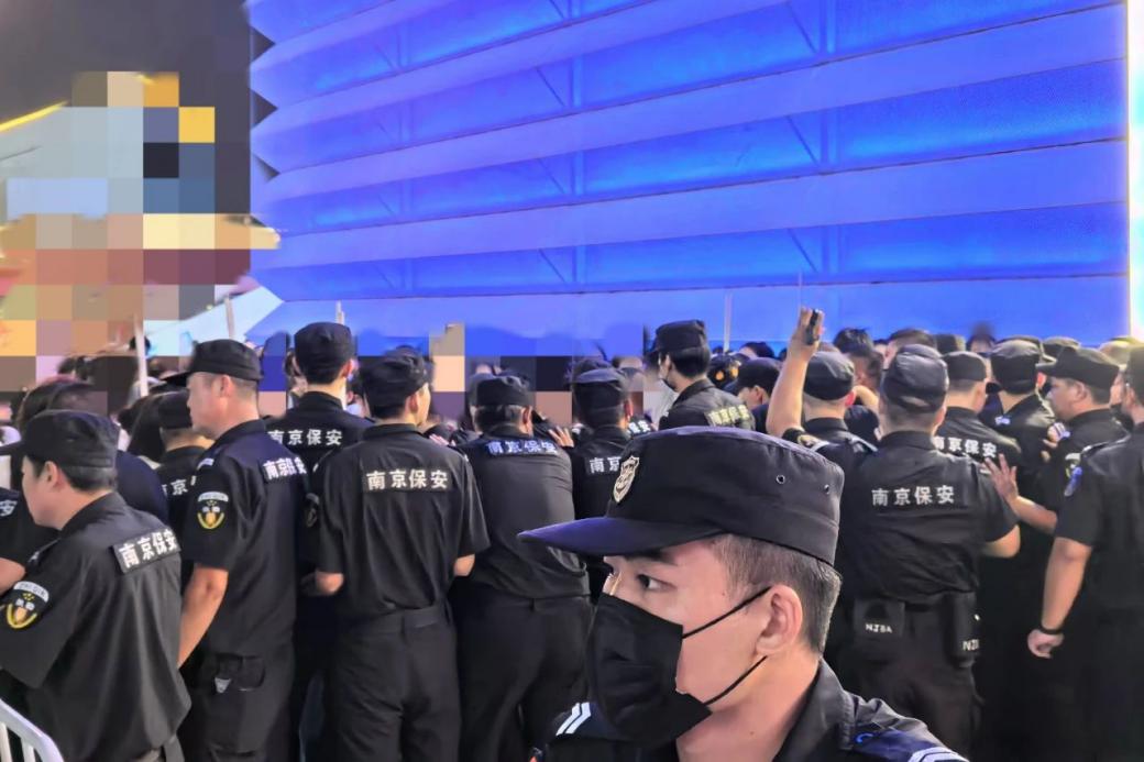 C:/Users/Administrator/Desktop/臺(tái)風(fēng)“貝碧嘉”來襲，南京保安積極應(yīng)對(duì)，“守”護(hù)萬(wàn)家團(tuán)圓！/12.jpg12