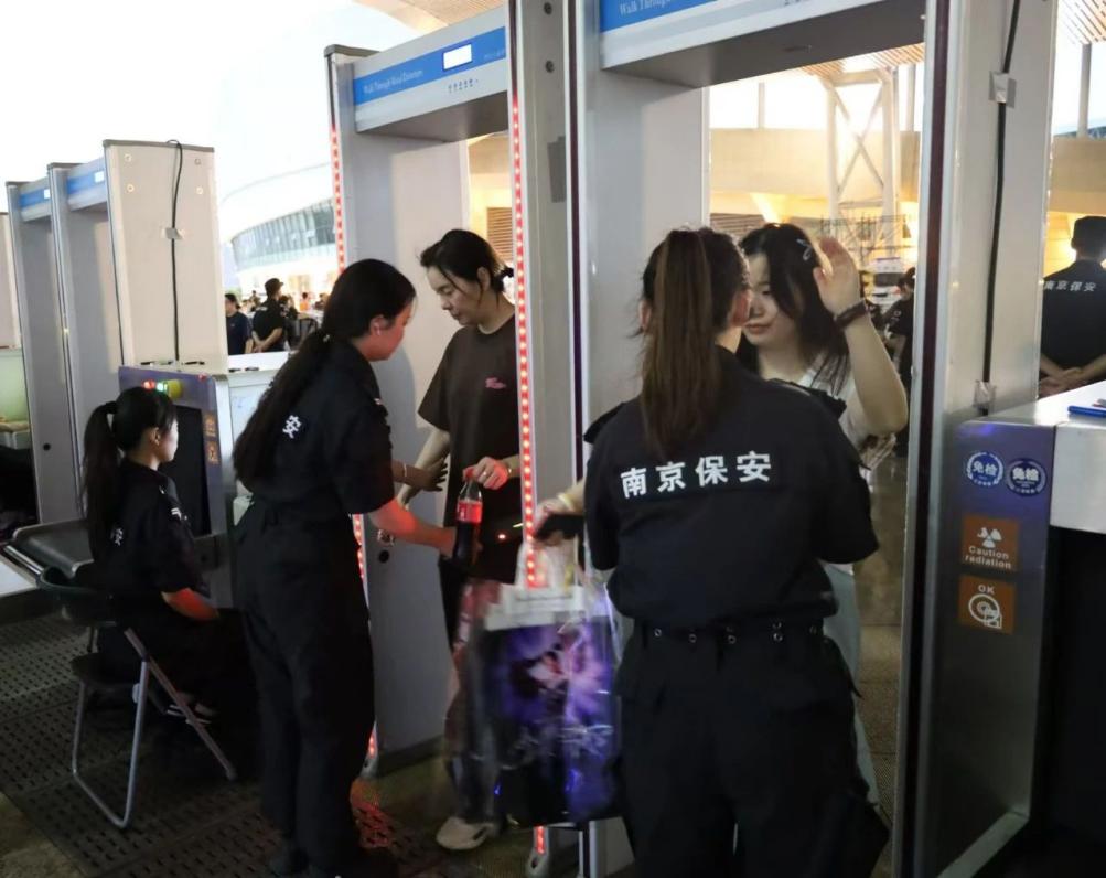 C:/Users/Administrator/Desktop/“安保鐵軍、硬核保障”2024系列報(bào)道四十二——南京市保安服務(wù)有限公司成功護(hù)航張碧晨「今兒個(gè)開心」十周年巡回演唱會(huì)南京站安保任務(wù)/2.jpg2