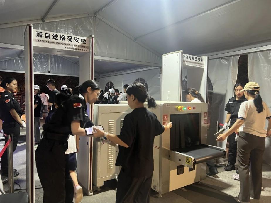 C:/Users/Administrator/Desktop/臺(tái)風(fēng)“貝碧嘉”來襲，南京保安積極應(yīng)對(duì)，“守”護(hù)萬(wàn)家團(tuán)圓！/9.jpg9