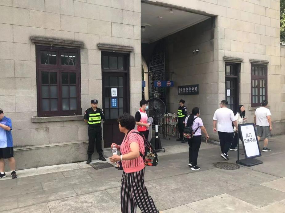 C:/Users/Administrator/Desktop/臺(tái)風(fēng)“貝碧嘉”來襲，南京保安積極應(yīng)對(duì)，“守”護(hù)萬(wàn)家團(tuán)圓！/8.jpg8