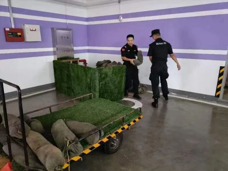 C:/Users/Administrator/Desktop/臺(tái)風(fēng)“貝碧嘉”來襲，南京保安積極應(yīng)對(duì)，“守”護(hù)萬(wàn)家團(tuán)圓！/5.jpg5