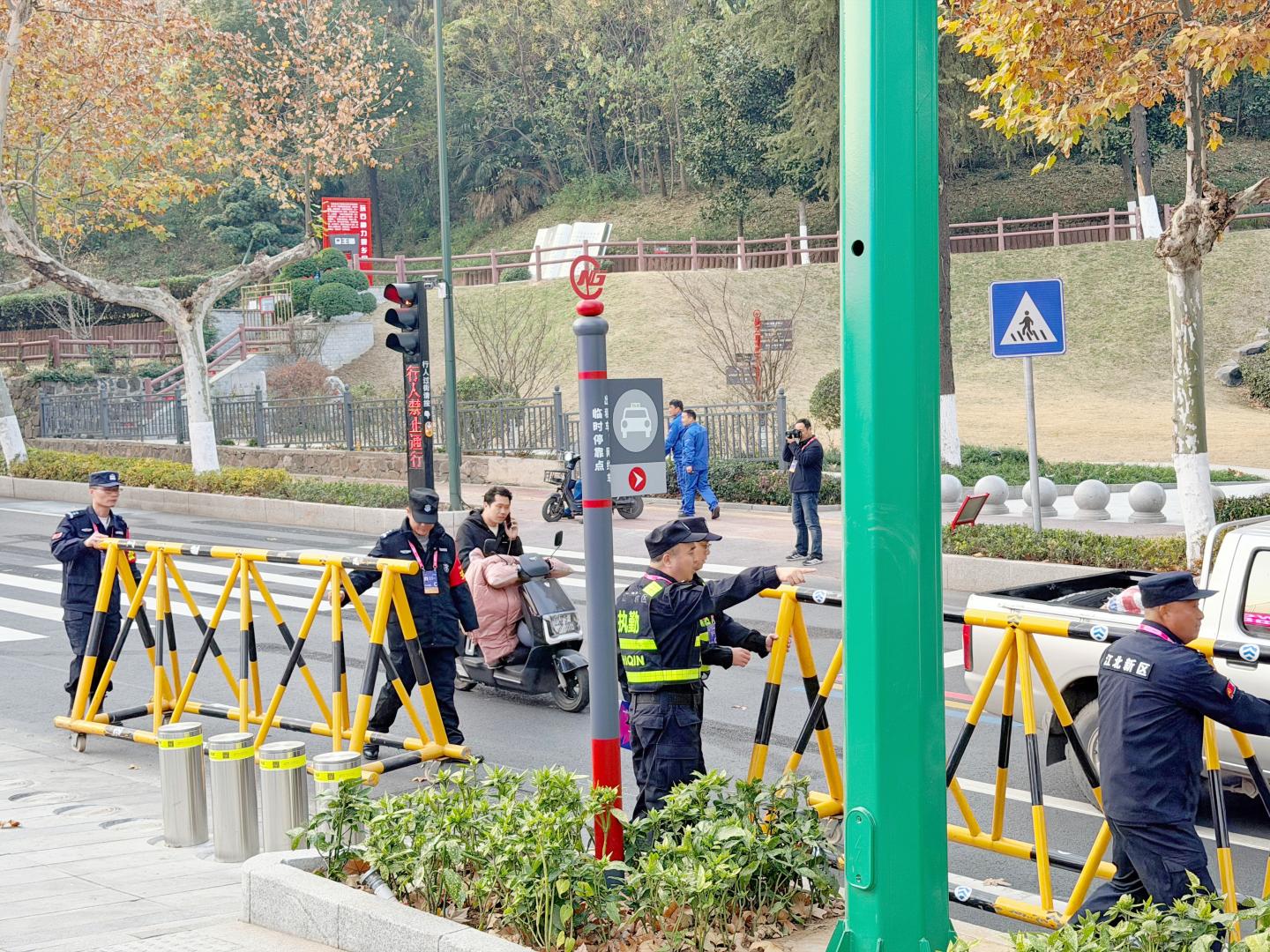 E:/25.12.10后 上傳網(wǎng)站留存/“保安衛(wèi)士”護(hù)航，熱血燃賽場！——南京市保安服務(wù)有限公司大廠分公司保障WCBA女籃聯(lián)賽激情開燃/照片/微信圖片_20251210163658_265_1.jpg微信圖片_20251210163658_265_1