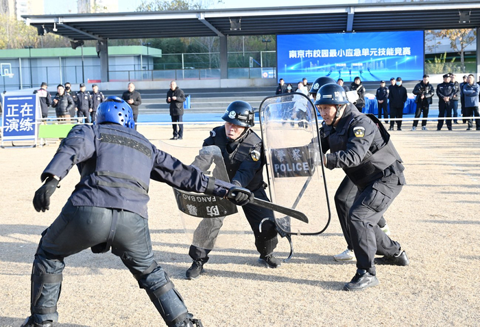 E:/25.12.10后 上傳網(wǎng)站留存/喜報(bào)！南京市保安服務(wù)有限公司建鄴分公司榮獲“校園最小應(yīng)急單元技能競(jìng)賽”一等獎(jiǎng)/照片/w700d1q75cms.jpgw700d1q75cms